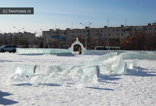 Вандалы сломали ледяной городок